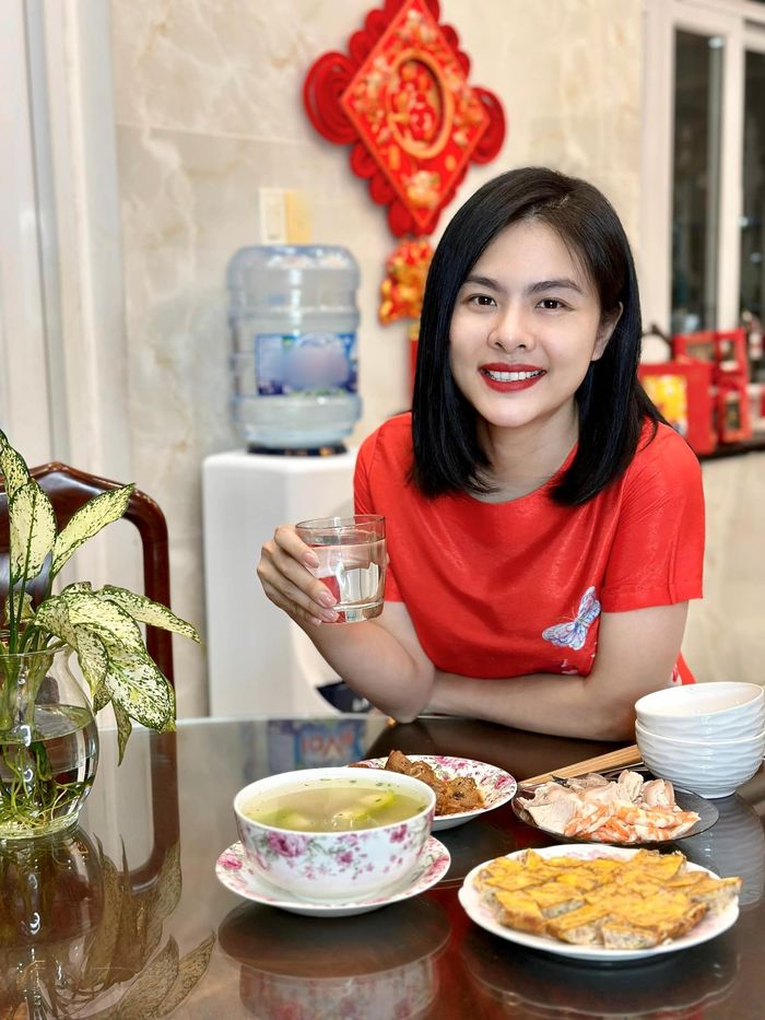 Loạt ảnh đẻ con gái cho thùy mị nết na của hai con nhà Vân Trang