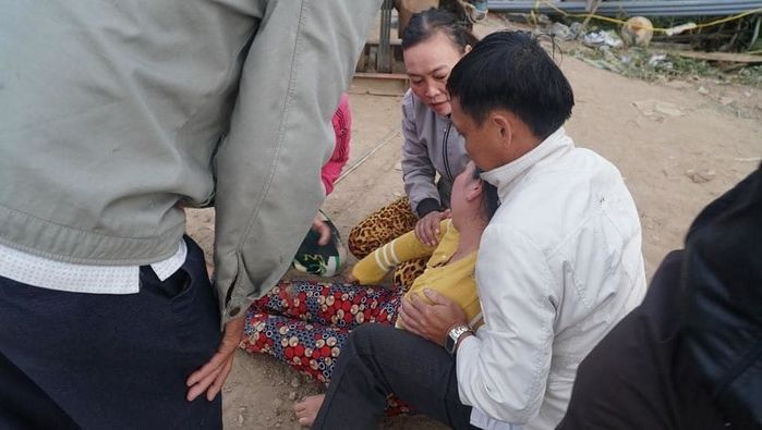 Máy khoan cả đêm nhổ trụ cứu bé trai, người cha run rẩy túc trực