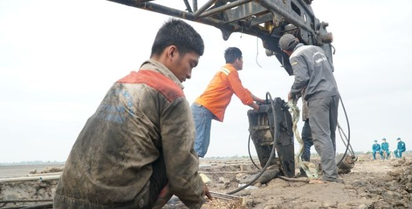 Máy khoan cả đêm nhổ trụ cứu bé trai, người cha run rẩy túc trực