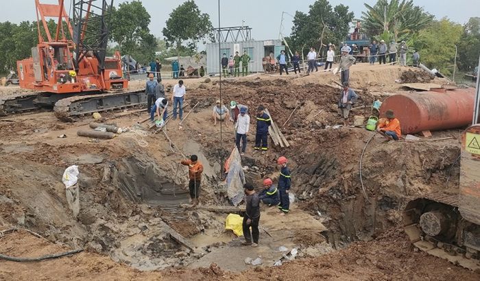 Máy khoan cả đêm nhổ trụ cứu bé trai, người cha run rẩy túc trực