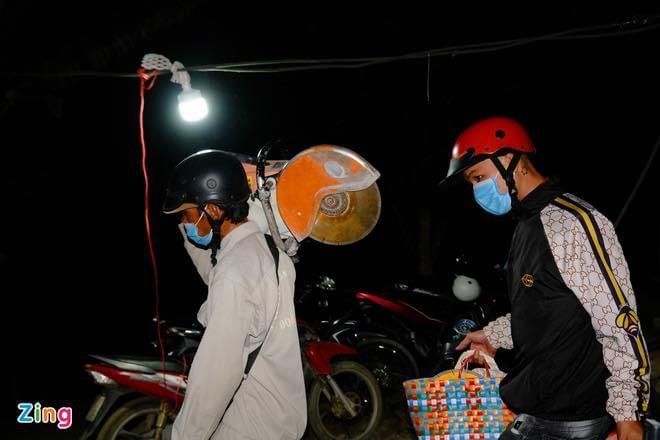 Máy khoan cả đêm nhổ trụ cứu bé trai, người cha run rẩy túc trực