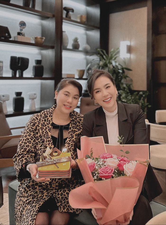 “MC đẹp nhất VTV” khoe mẹ ruột trẻ trung: Dân tình lầm là hai chị em
