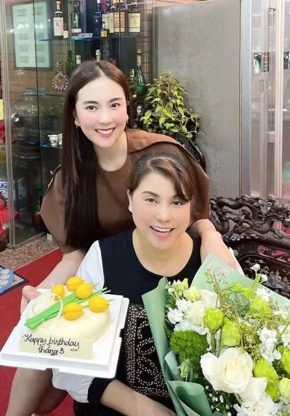 “MC đẹp nhất VTV” khoe mẹ ruột trẻ trung: Dân tình lầm là hai chị em