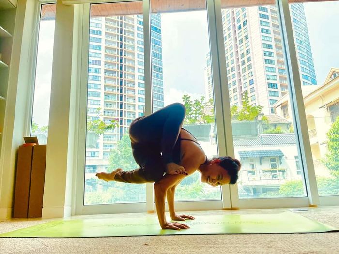 Mẹ Hà Hồ U70: Cân gọn cặp song sinh, tập yoga trượt tuyết ngon ơ