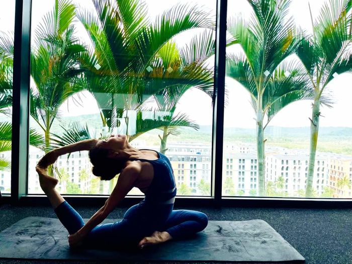 Mẹ Hà Hồ U70: Cân gọn cặp song sinh, tập yoga trượt tuyết ngon ơ