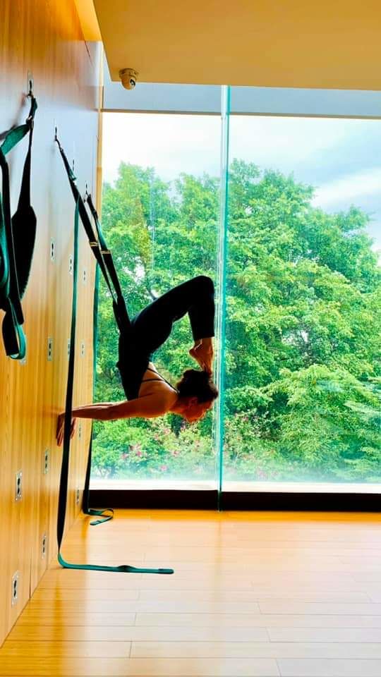 Mẹ Hà Hồ U70: Cân gọn cặp song sinh, tập yoga trượt tuyết ngon ơ