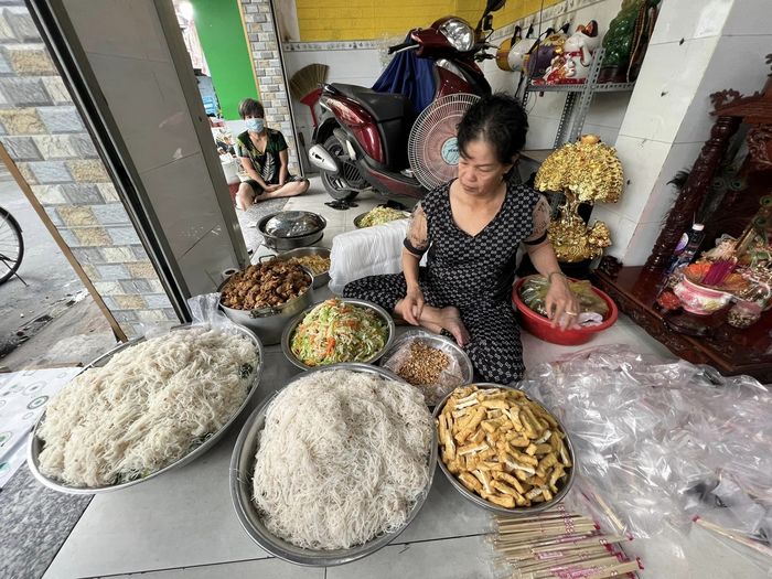 Mẹ ruột làm lao công của Tân Trề: Làm 600 ổ bánh mì tặng bà con