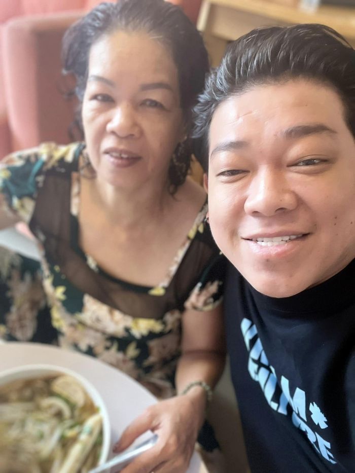 Mẹ ruột làm lao công của Tân Trề: Làm 600 ổ bánh mì tặng bà con