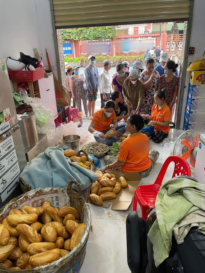 Mẹ ruột làm lao công của Tân Trề: Làm 600 ổ bánh mì tặng bà con