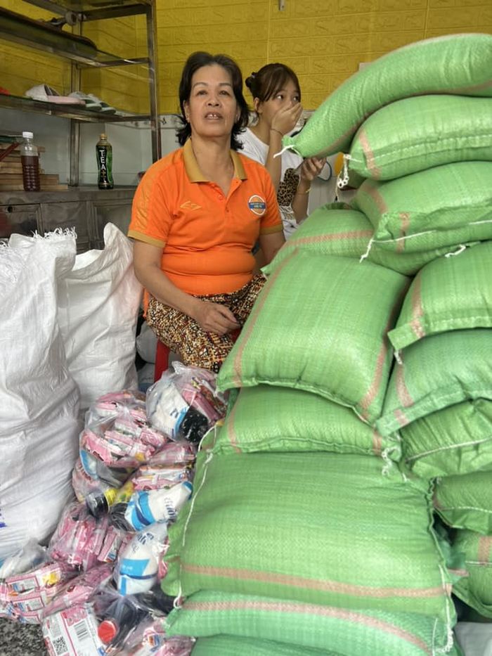 Mẹ ruột làm lao công của Tân Trề: Làm 600 ổ bánh mì tặng bà con