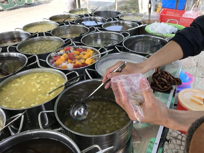 Món chè độc lạ xứ Huế khiến Hoa hậu Thùy Tiên gật gù khen ngon