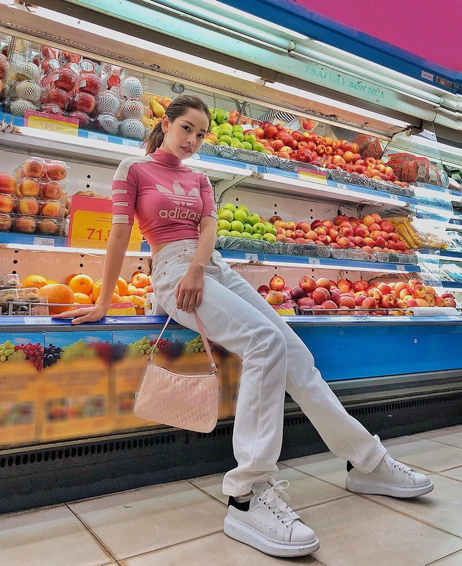 Mỹ nhân Việt biến siêu thị thành sàn diễn thời trang