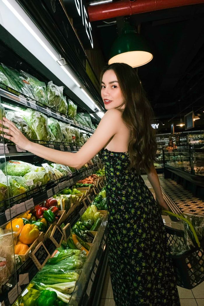 Mỹ nhân Việt biến siêu thị thành sàn diễn thời trang