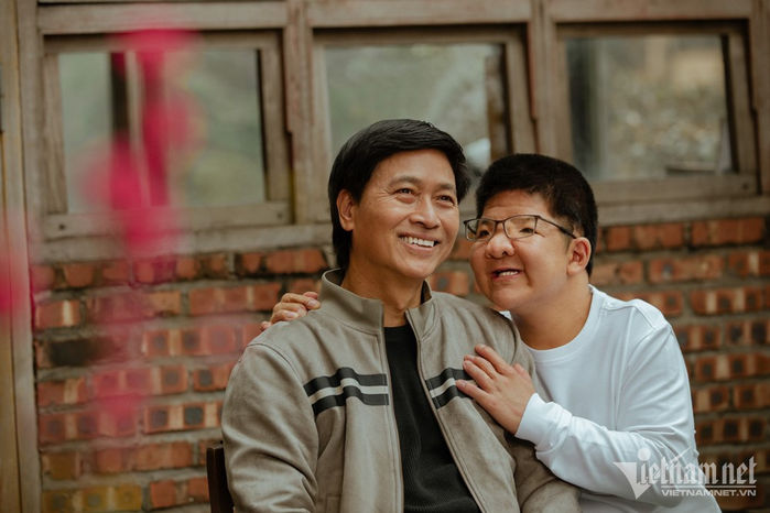 Nghệ sĩ Quốc Tuấn và bé Bôm cùng chụp ảnh Tết: Cha vẫn luôn ở cạnh con