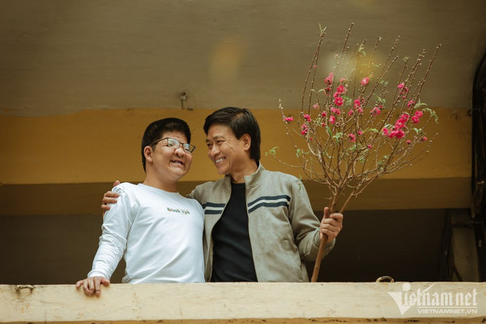 Nghệ sĩ Quốc Tuấn và bé Bôm cùng chụp ảnh Tết: Cha vẫn luôn ở cạnh con