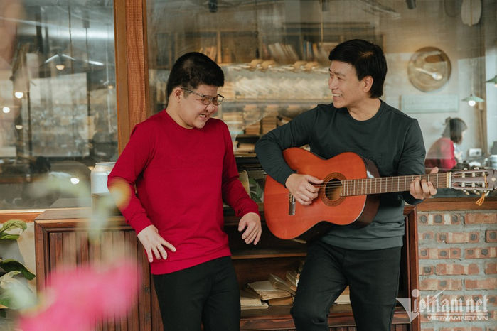 Nghệ sĩ Quốc Tuấn và bé Bôm cùng chụp ảnh Tết: Cha vẫn luôn ở cạnh con