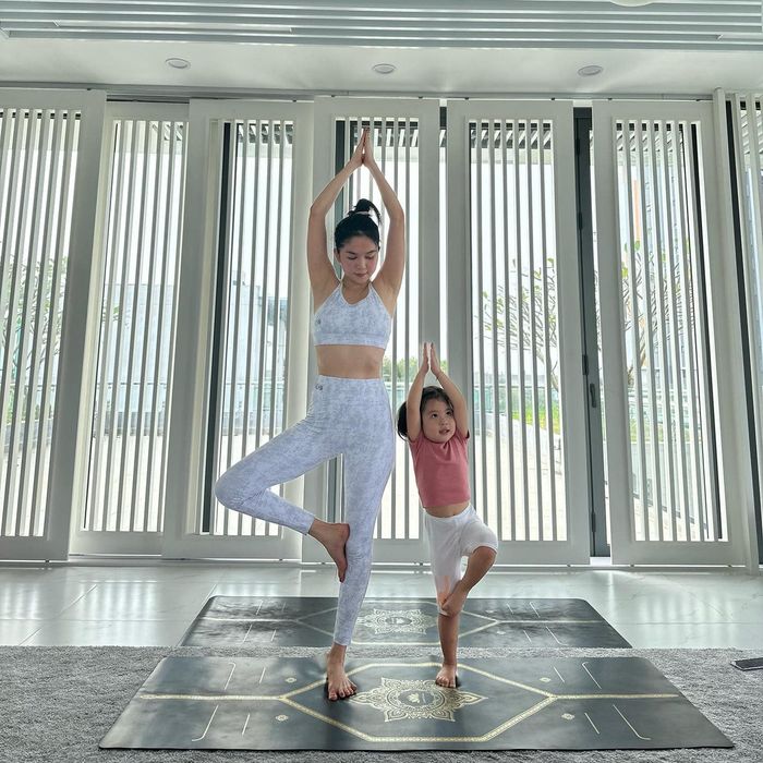 Ngọc Trinh khao khát làm mẹ, cưng chiều cháu gái: Cùng nhau tập yoga