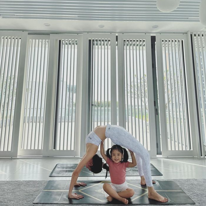 Ngọc Trinh khao khát làm mẹ, cưng chiều cháu gái: Cùng nhau tập yoga