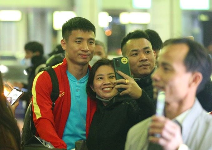 Người hâm mộ vây kín sân bay đón tuyển Việt Nam: Gọi to thầy Park ơi