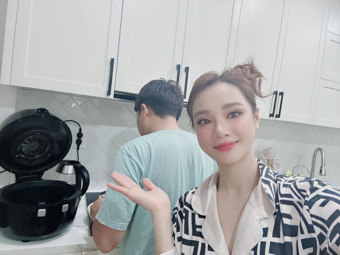 Nhã Phương khoe ảnh ông xã vào bếp: Sao nữ sướng nhất nhì Vbiz là đây