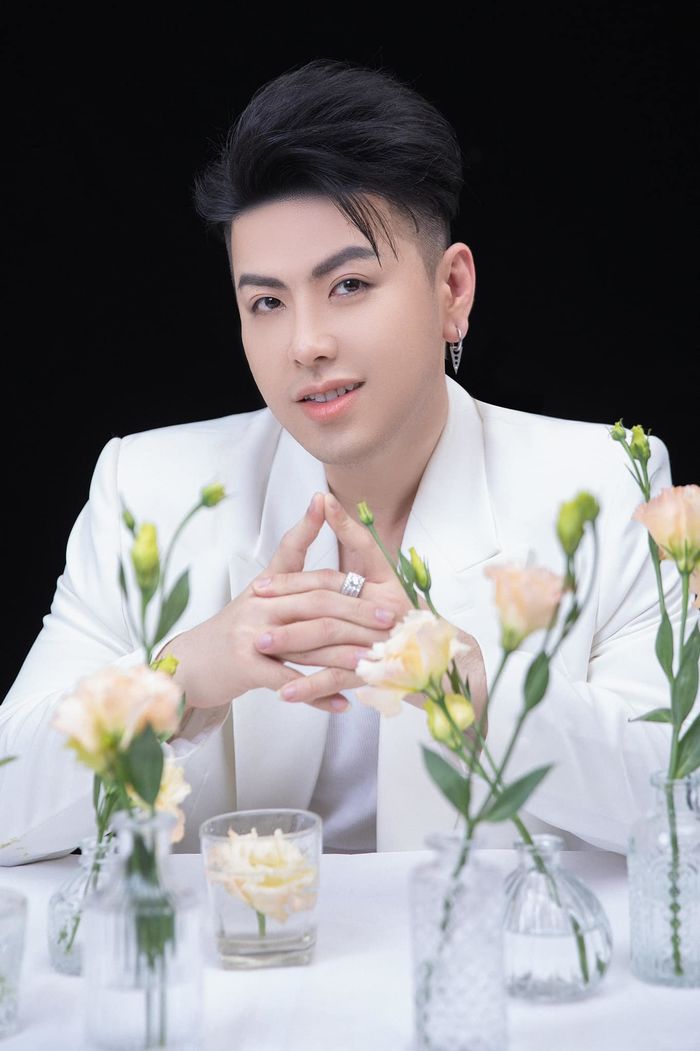 Ngoại hình Akira Phan ở hiện tại: Giảm cân, trang điểm mạnh tay