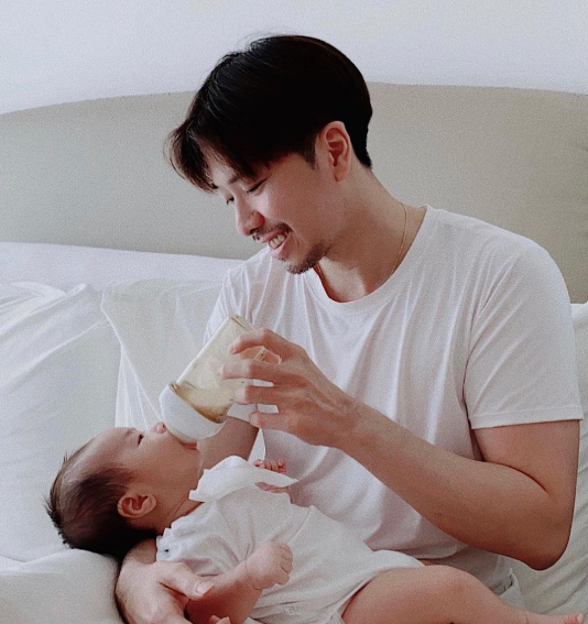 Ông bố bỏ việc ở nhà chăm con cho vợ: Càng vất vả càng yêu vợ hơn
