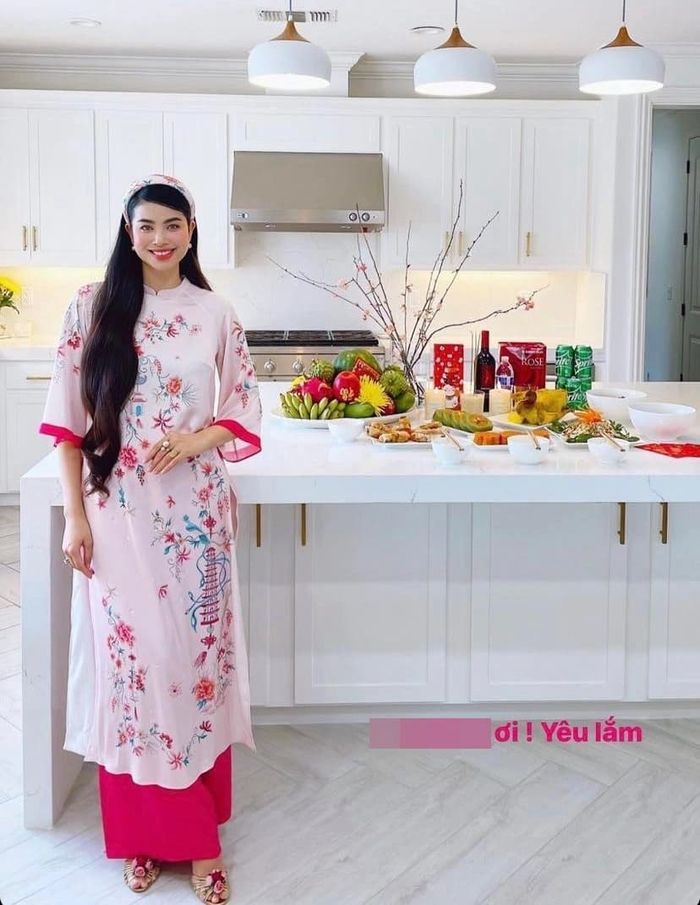 Phạm Hương đón Tết xứ người: Khoe sắc vóc gái 2 con trông mòn con mắt