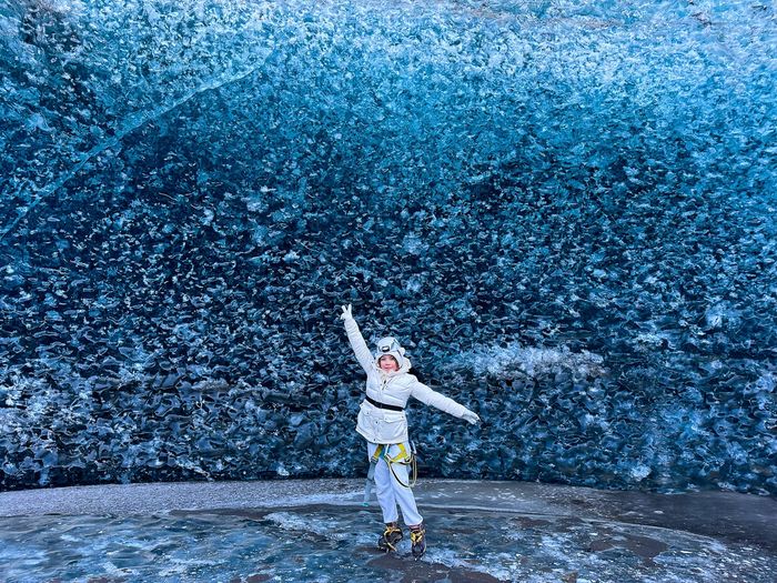 Phát cuồng hang động có những làn sóng băng xanh siêu thực ở Iceland