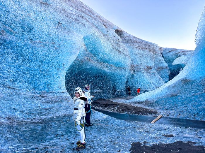 Phát cuồng hang động có những làn sóng băng xanh siêu thực ở Iceland