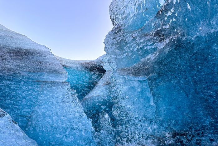 Phát cuồng hang động có những làn sóng băng xanh siêu thực ở Iceland