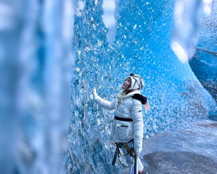 Phát cuồng hang động có những làn sóng băng xanh siêu thực ở Iceland