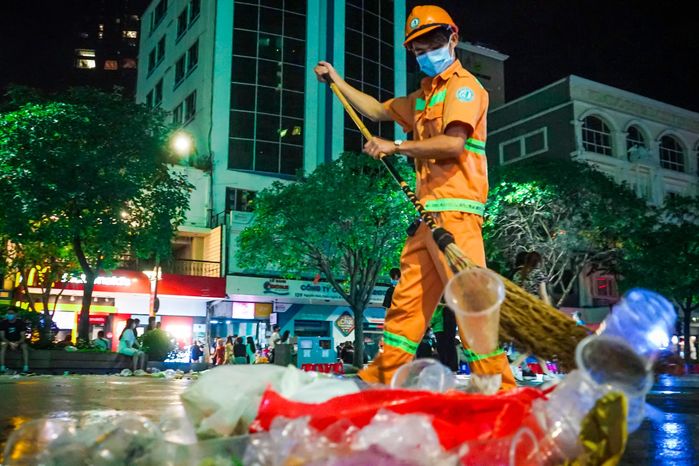 Phố đi bộ Nguyễn Huệ tràn ngập rác hậu countdown: Chuyện muôn thuở 
