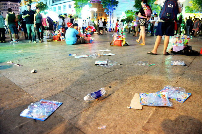 Phố đi bộ Nguyễn Huệ tràn ngập rác hậu countdown: Chuyện muôn thuở 
