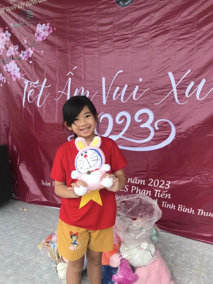 Phùng Ngọc Huy đóng MV Tết tại Mỹ: Ái nữ ở quê chăm làm từ thiện