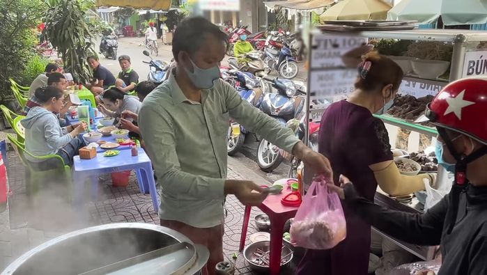Quán bún măng vịt quận 8: Tô 30k ngập thịt, chủ lấy số lượng làm lời