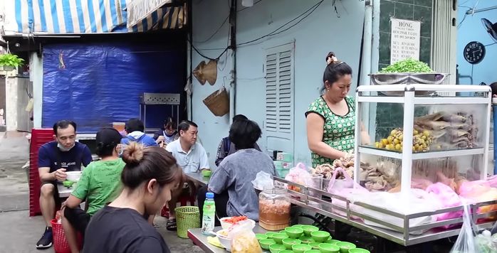 Quán miến gà núp hẻm Sài Gòn: Tồn tại 30 năm, tô 30k là no căng bụng