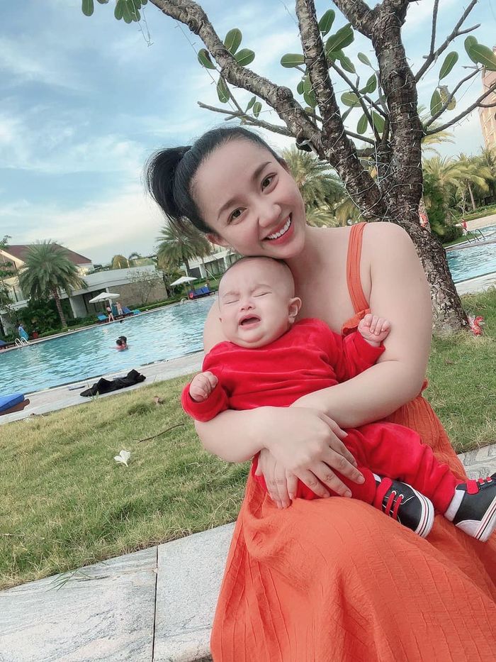 Quỳnh Quỳnh dẫn quý tử đi bán hàng: Dương Lâm không khỏi xúc động