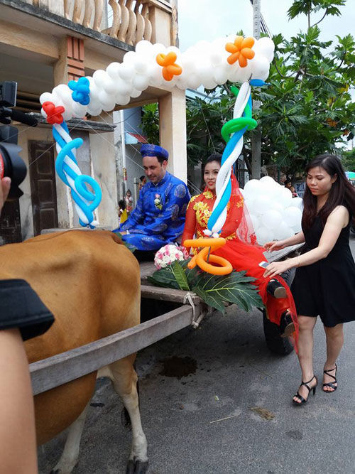 Nhập gia tùy tục, chú rể Tây mời cả hội bạn mặc áo dài bê tráp