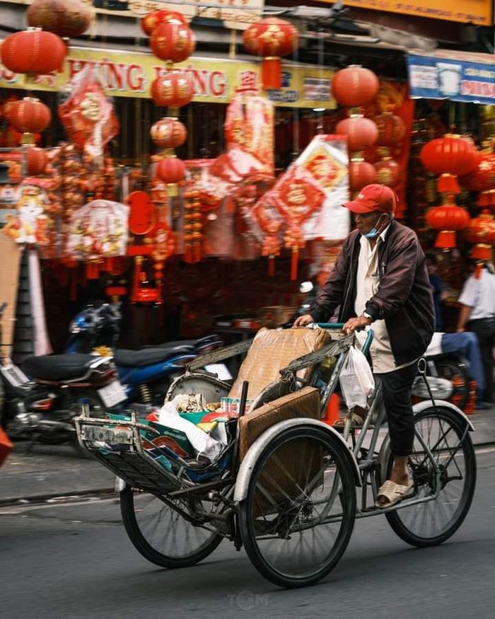 Sắc màu ngợp đường phố Chợ Lớn: Báo hiệu Tết đang đến thật gần