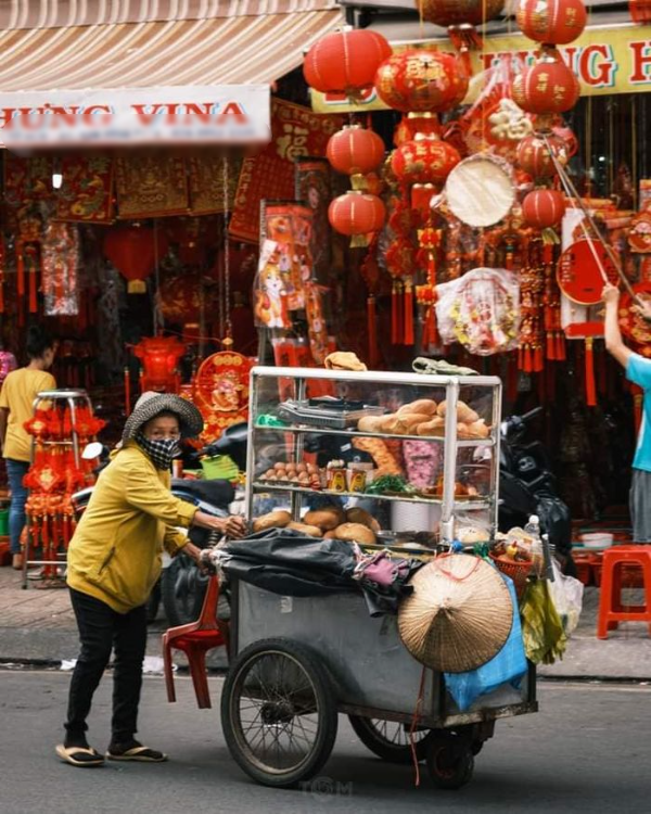 Sắc màu ngợp đường phố Chợ Lớn: Báo hiệu Tết đang đến thật gần