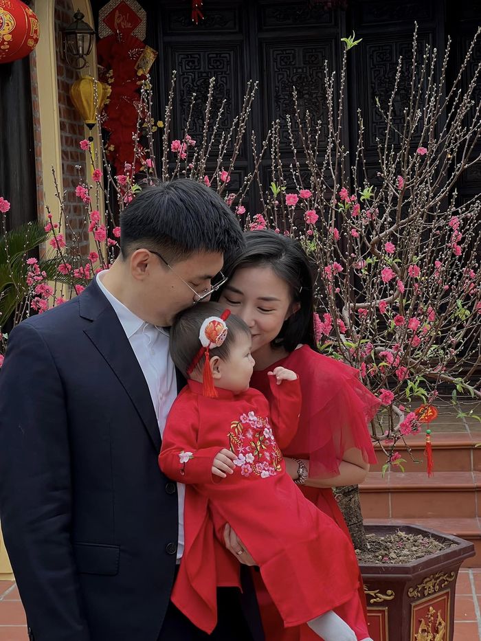 Tết của dâu hào môn: Huyền Baby thả dáng, Salim khoe gia đình nhỏ