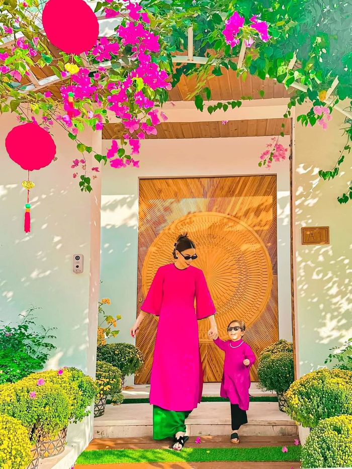 Tết của nhà Hồ Ngọc Hà: 3 mẹ con dạo quanh nhà cũng ra ảnh đẹp