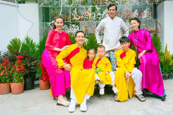 Tết của nhà Hồ Ngọc Hà: 3 mẹ con dạo quanh nhà cũng ra ảnh đẹp