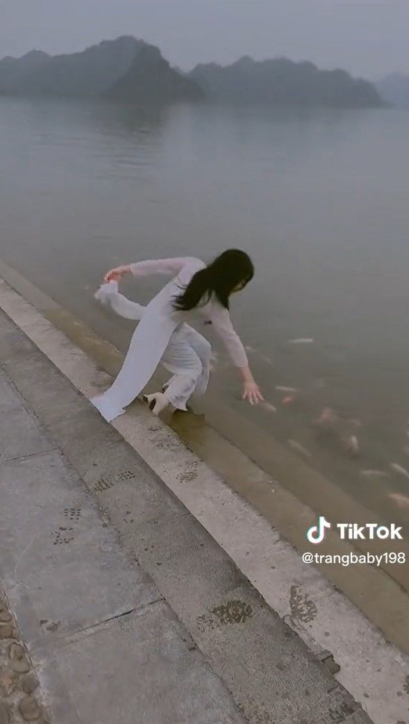 Thả dáng khi du xuân, cô gái gặp sự cố ngã nhào xuống hồ nước