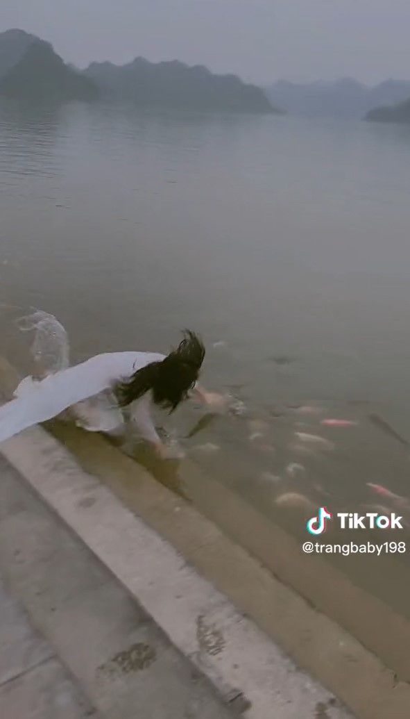 Thả dáng khi du xuân, cô gái gặp sự cố ngã nhào xuống hồ nước