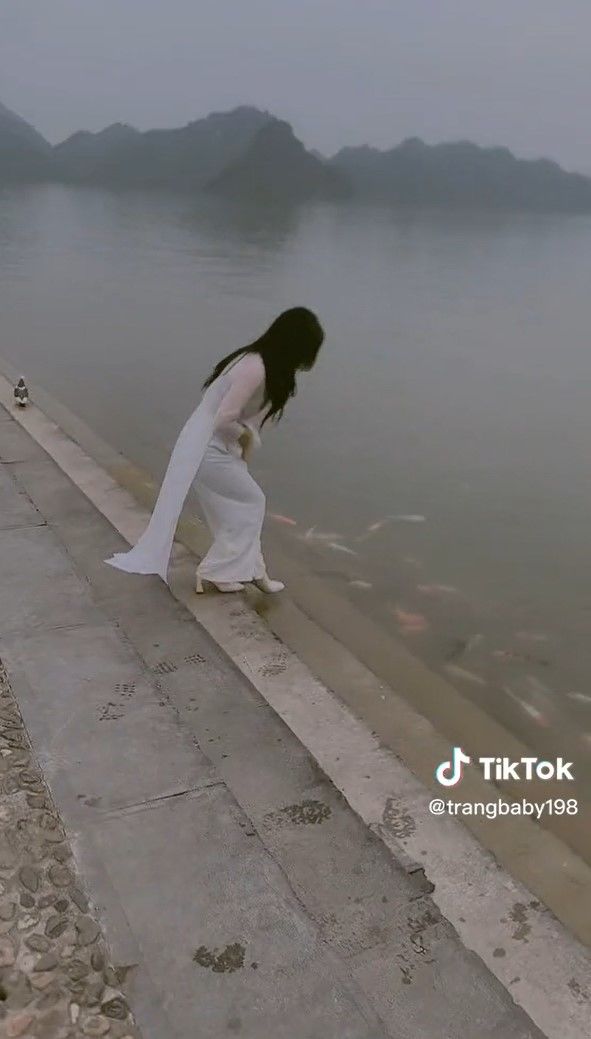Thả dáng khi du xuân, cô gái gặp sự cố ngã nhào xuống hồ nước