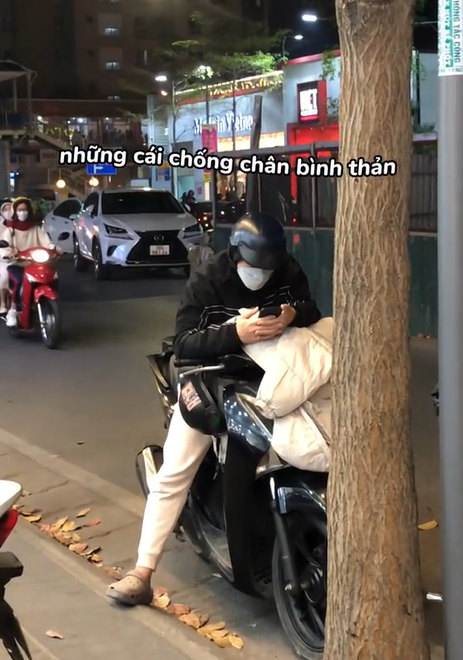 Thấp thỏm mong chờ, cam chịu chờ đợi,... hình ảnh của anh em ngày Tết