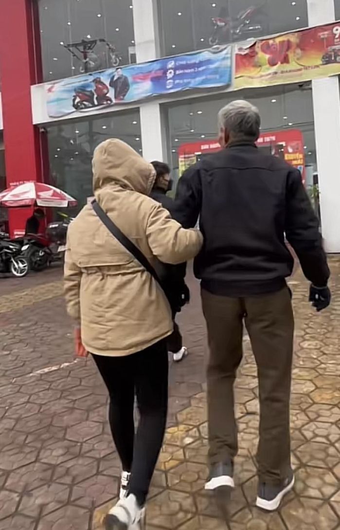 Thấy xe cha đã cũ, chàng trai lừa cha đi sắm Tết để mua xe mới