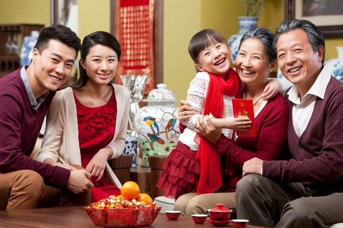 Thấy xe cha đã cũ, chàng trai lừa cha đi sắm Tết để mua xe mới