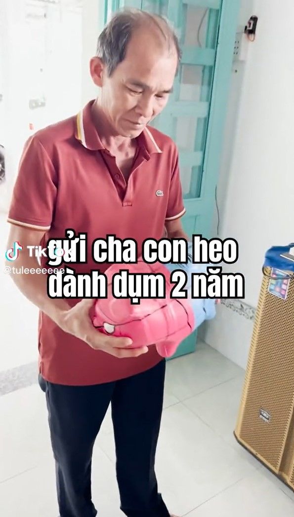 Thấy xe cha đã cũ, chàng trai lừa cha đi sắm Tết để mua xe mới